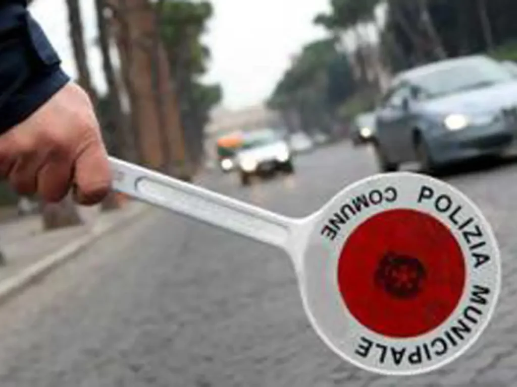 La polizia municipale intensifica i controlli sull'utilizzo di scooter e moto, tutte le regole e le sanzioni previste 11 • TUTTIGIORNI La polizia municipale intensifica i controlli sull’utilizzo di scooter e moto, tutte le regole e le sanzioni previste
