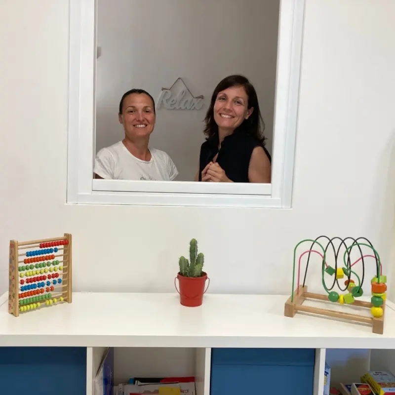 Amiche dalle scuole superiori Chiara e Regina fondano “Tratti e Sfumature”, spazio di tutoring per bambini e genitori: “Apprendimento, crescita e confronto sono i concetti alla base della nostra attività” 22 • TUTTIGIORNI Amiche dalle scuole superiori Chiara e Regina fondano “Tratti e Sfumature”, spazio di tutoring per bambini e genitori: “Apprendimento, crescita e confronto sono i concetti alla base della nostra attività”