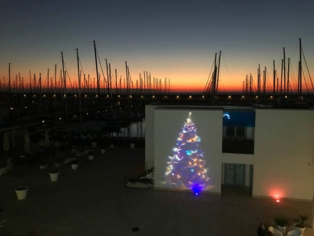 Al porto Marina Cala de' Medici il Villaggio di Babbo Natale 2 • TUTTIGIORNI Al porto Marina Cala de’ Medici il Villaggio di Babbo Natale